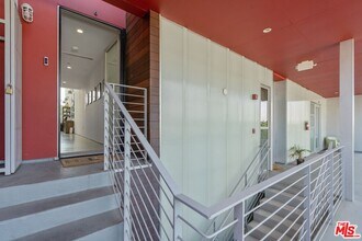 611 N Bronson Ave in Los Angeles, CA - Building Photo - Building Photo