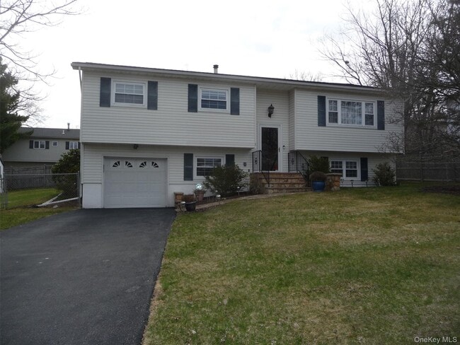 1 Weather Vane Way in Middletown, NY - Building Photo - Building Photo