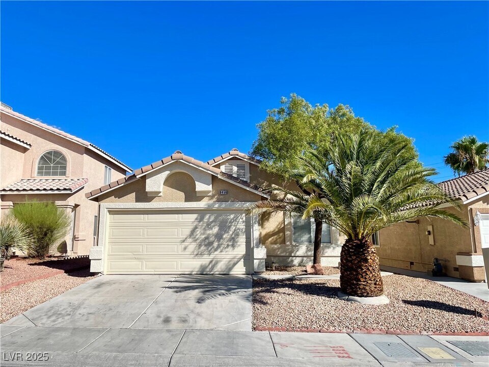 8456 W Gilmore Ave in Las Vegas, NV - Building Photo