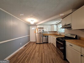 6139 Lullwater Dr in Douglasville, GA - Building Photo