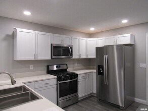 240 5th St E in Milan, IL - Building Photo - Building Photo