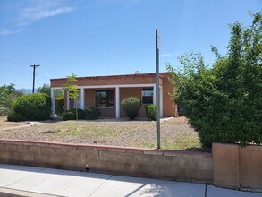 1144 Princeton Dr NE in Albuquerque, NM - Building Photo - Building Photo