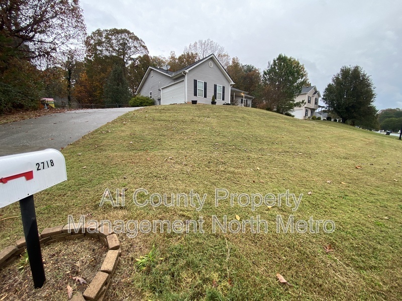 2718 Winky Bluff in Dacula, GA - Foto de edificio