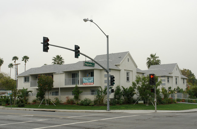 7506 Magnolia St in Riverside, CA - Foto de edificio - Building Photo