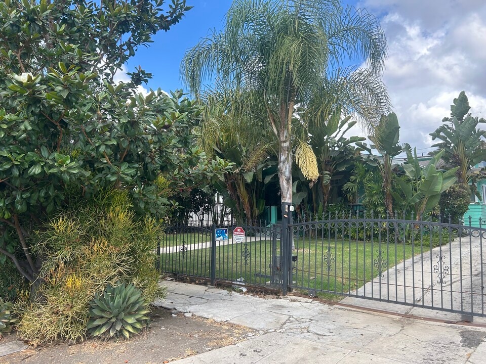4727 Oakwood Ave in Los Angeles, CA - Building Photo