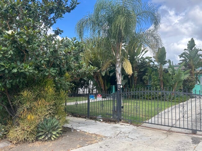 property at 4727 Oakwood Ave