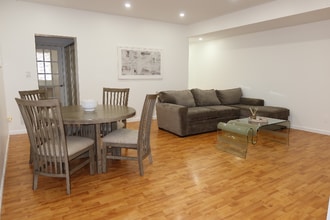 68-43 Jay Ave in Queens, NY - Foto de edificio - Building Photo