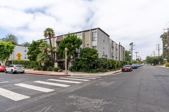 5751 Camellia Ave in North Hollywood, CA - Foto de edificio - Building Photo
