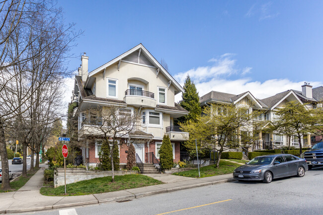 2212 Chesterfield Av in North Vancouver, BC - Building Photo - Building Photo