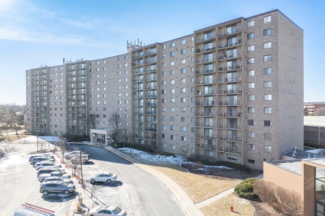 Lake Hinsdale Park in Willowbrook, IL - Foto de edificio - Building Photo
