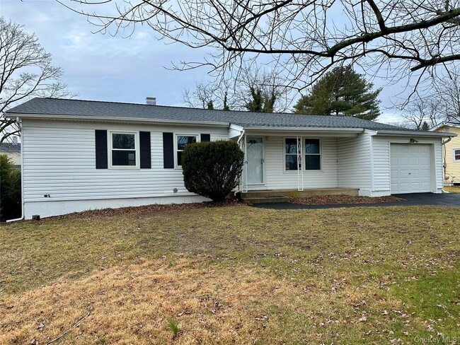 74 Clifton Pl in Port Jefferson Station, NY - Building Photo - Building Photo