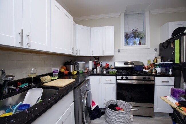 646.5 W Roscoe St in Chicago, IL - Building Photo - Building Photo