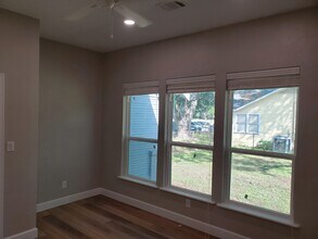 6823 Guyler St in Wallis, TX - Foto de edificio - Building Photo