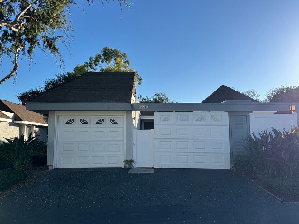 22316 Caminito Danubo in Laguna Hills, CA - Building Photo