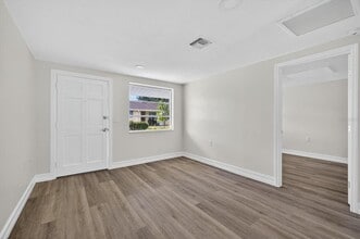 5409 Oceanic Rd in Holiday, FL - Foto de edificio - Building Photo