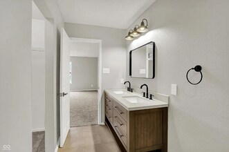 2488 Woodfield Blvd in Franklin, IN - Foto de edificio - Building Photo