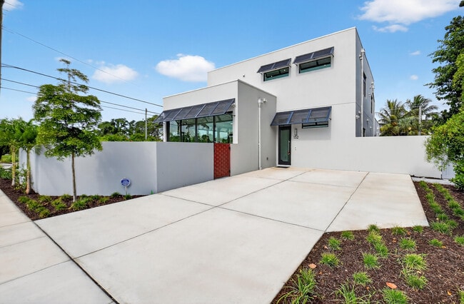 203 SW 2nd St