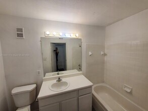 2622 NW 33rd St, Unit 2011 in Oakland Park, FL - Building Photo - Building Photo