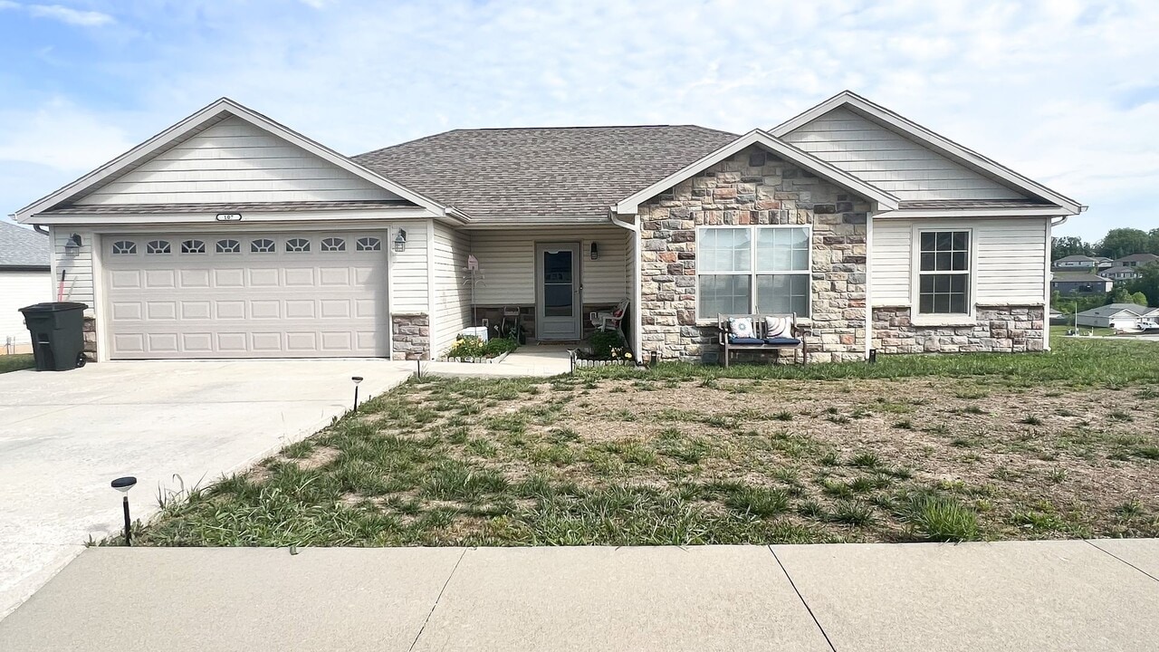 107 Greythorn Ct in St. Robert, MO - Building Photo