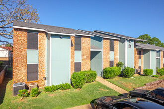 The Evergreens in Tyler, TX - Building Photo - Building Photo