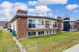 1903 Bowness Rd NW in Calgary, AB - Building Photo