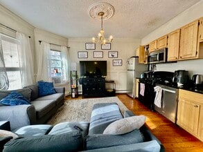 93 Hillside St, Unit 2 in Boston, MA - Foto de edificio - Building Photo