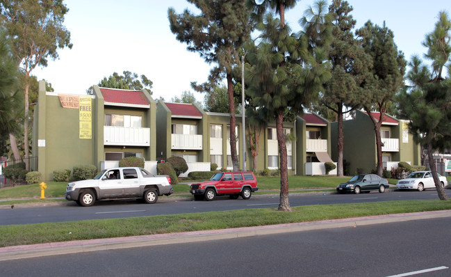 Centralia Apartments in Lakewood, CA - Building Photo - Building Photo