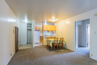 2033 Haste St in Berkeley, CA - Building Photo - Interior Photo