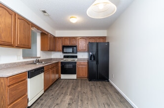 385 Hawthorne Oaks Way in Powell, TN - Foto de edificio - Building Photo