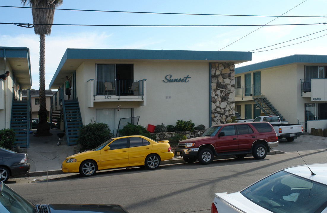 Sunset in Goleta, CA - Foto de edificio