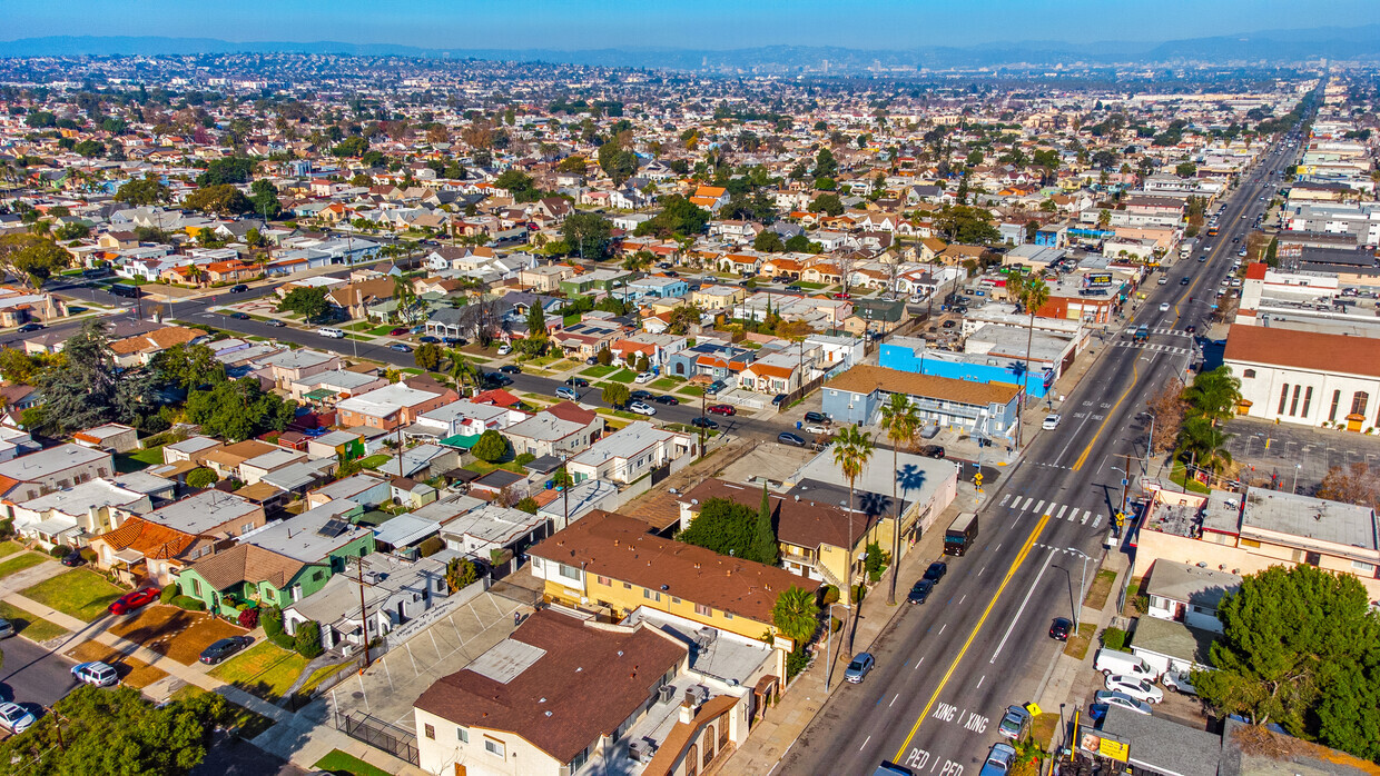 8015 S Western Ave in Los Angeles, CA - Building Photo