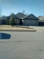 1112 W Cunningham Ave in Rogers, AR - Building Photo
