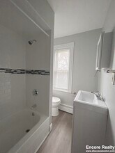 6 Swetts Ct, Unit 2 in Watertown, MA - Building Photo - Building Photo