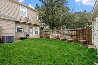 29715 Sullivan Oaks Dr in Spring, TX - Foto de edificio - Building Photo