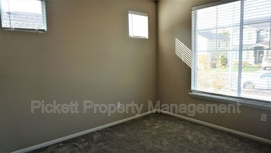 1122 Baker Hts Lp in Bremerton, WA - Building Photo - Building Photo