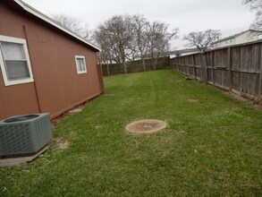 118 Robinson Rd in Freeport, TX - Foto de edificio - Building Photo