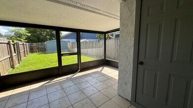 8342 Century Point Dr N in Jacksonville, FL - Foto de edificio - Building Photo