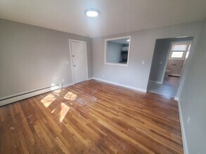 433 B Sea St, Unit 6 in Quincy, MA - Building Photo - Building Photo