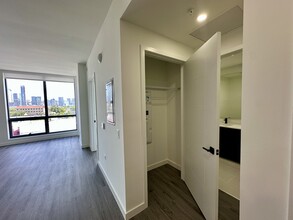 243 NW 30th St, Unit 202 in Miami, FL - Building Photo - Building Photo