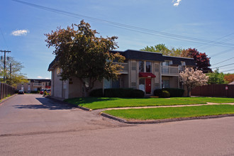 Embassy West Apartments in Waterford, MI - Building Photo - Building Photo