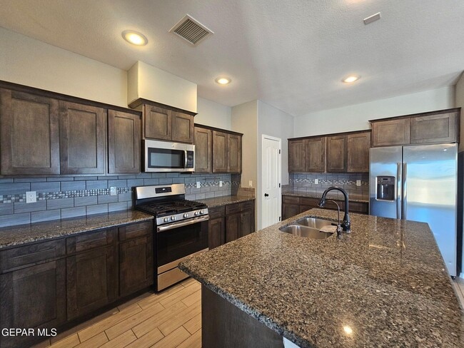 7565 Wolf Creek Dr in El Paso, TX - Building Photo - Building Photo