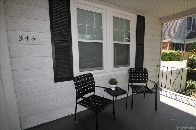344 Roslyn Ave in Carle Place, NY - Foto de edificio - Building Photo