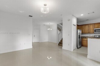 10318 NW 30th Terrace in Doral, FL - Foto de edificio - Building Photo