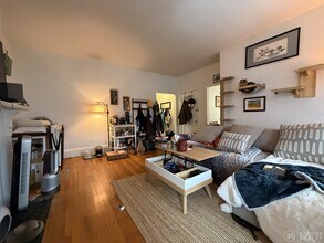 16 Davis Ave, Unit #4 in Brookline, MA - Foto de edificio - Building Photo