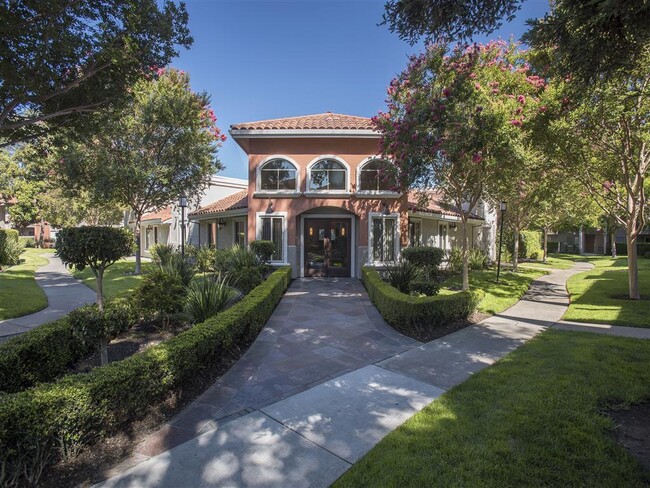 La Valencia Apartment Homes in Campbell, CA - Foto de edificio - Building Photo