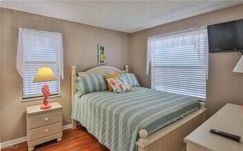 9281 Central Park Dr in Ft. Myers, FL - Building Photo - Building Photo