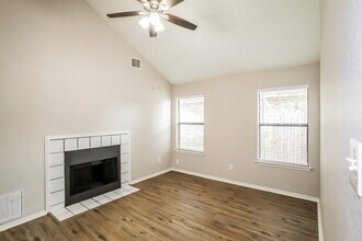 605 Cox St in Cedar Hill, TX - Foto de edificio - Building Photo