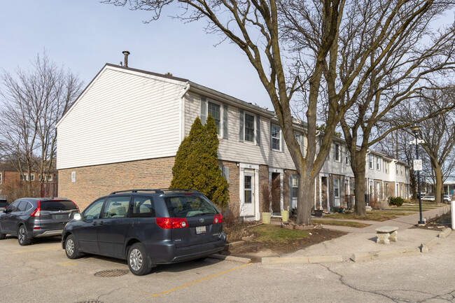 549 Steeles Av W in Toronto, ON - Building Photo - Building Photo