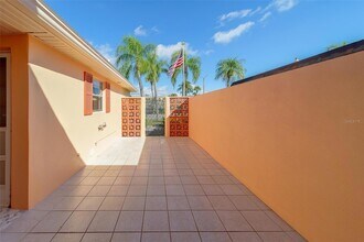 170 Boca Ciega Point Blvd S in St. Petersburg, FL - Foto de edificio - Building Photo