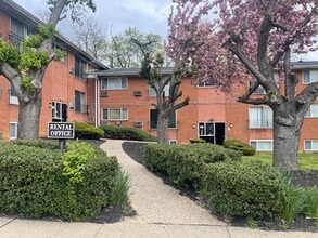 Hillside Garden in Philadelphia, PA - Foto de edificio - Building Photo